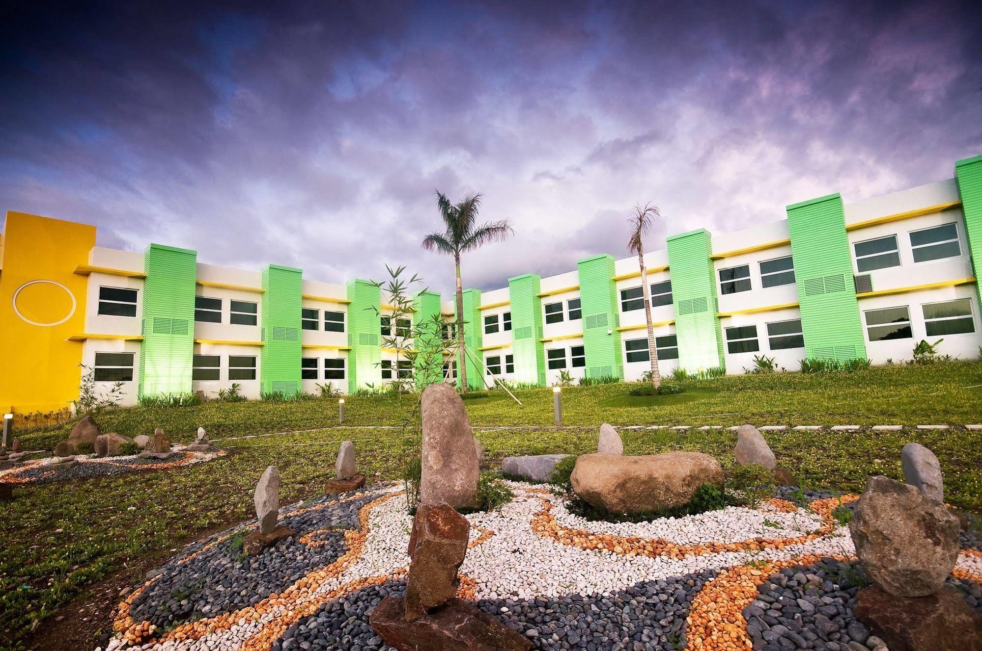 Go Hotels Dumaguete Dumaguete City Экстерьер фото